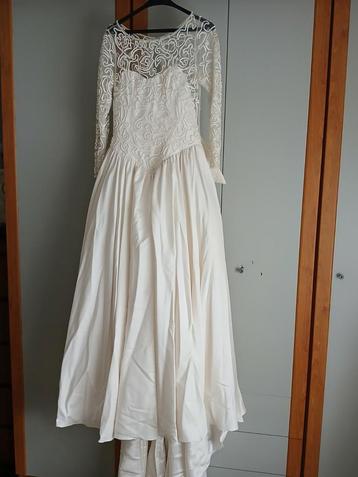 Trouwjurk maat 38 met petticoat  beschikbaar voor biedingen