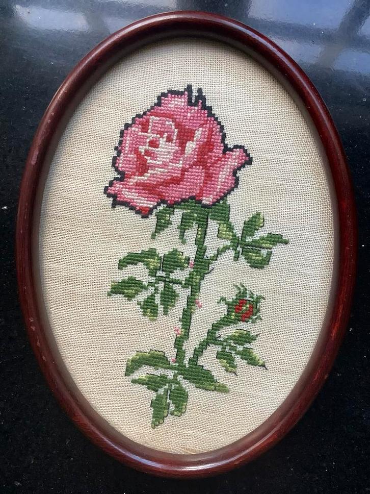 Lief geborduurd roosje in lijst brocante, Antiek en Kunst, Curiosa en Brocante, Ophalen of Verzenden