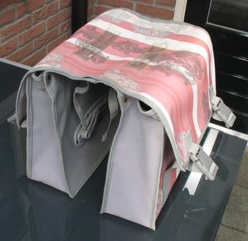 Dubbele fietstas beschikbaar voor biedingen