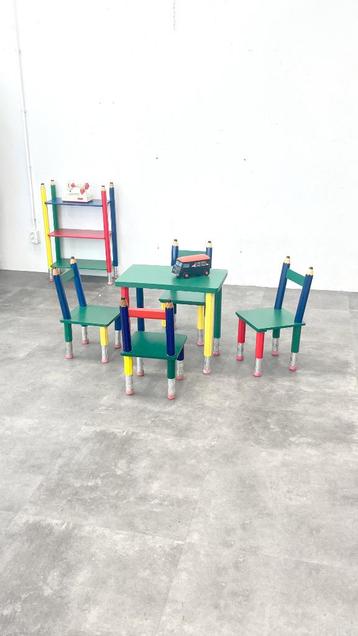 Pierre Sala kinder eettafel + 4 stoelen + wandrek houten beschikbaar voor biedingen