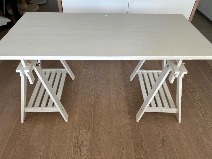 Witte IKEA tekentafel met schragen, Huis en Inrichting, Bureaus, Zo goed als nieuw, Bureau, In hoogte verstelbaar, Ophalen