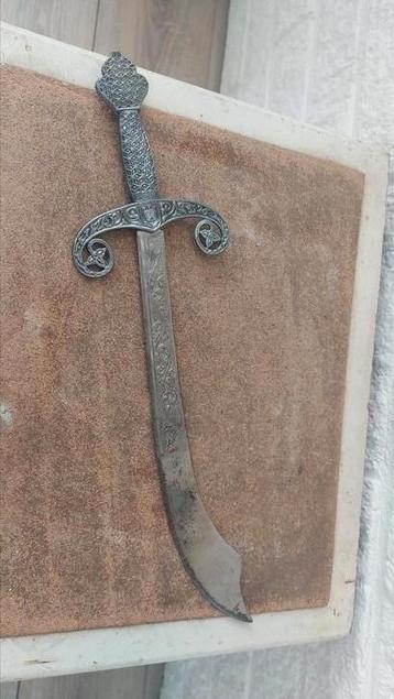 Oude gegraveerde dolk beschikbaar voor biedingen