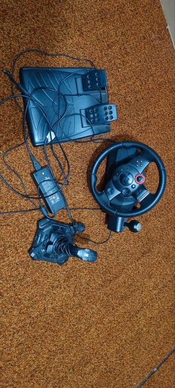 Logitech stuur en logitech game joystick beschikbaar voor biedingen