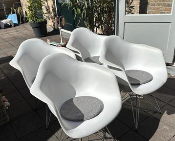 Witte kuipstoelen beschikbaar voor biedingen