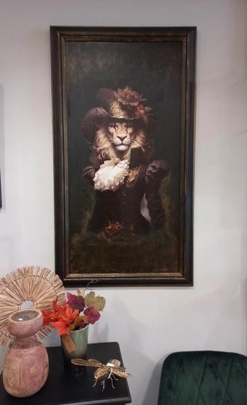 Schilderij Leeuw in Kostuum - 110x62 cm beschikbaar voor biedingen