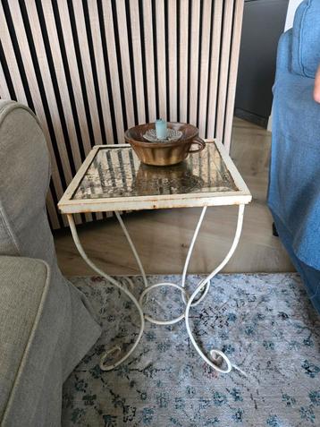 Bijzet tafeltje beschikbaar voor biedingen