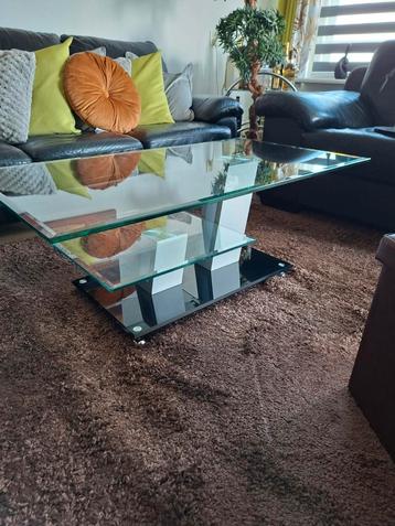 Glazen salontafel. beschikbaar voor biedingen