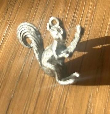 Metalen eekhoorn hanger 1975 beschikbaar voor biedingen