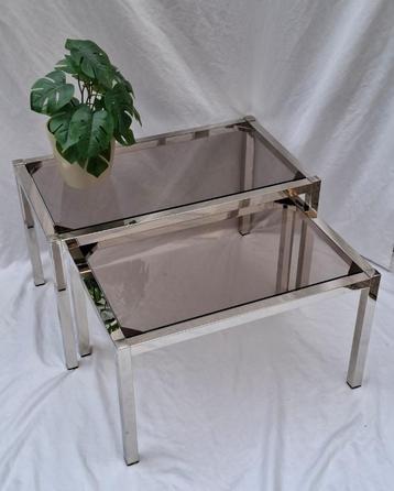 twee prachtige bijzettafels vintage jaren 70 rookglas beschikbaar voor biedingen