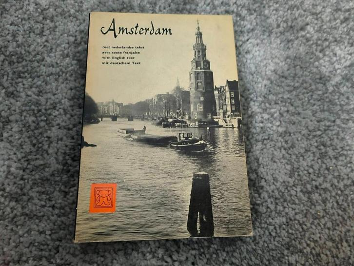 Hier is Amsterdam in 4 talen, Boeken, Geschiedenis | Stad en Regio, Zo goed als nieuw, 20e eeuw of later, Ophalen of Verzenden