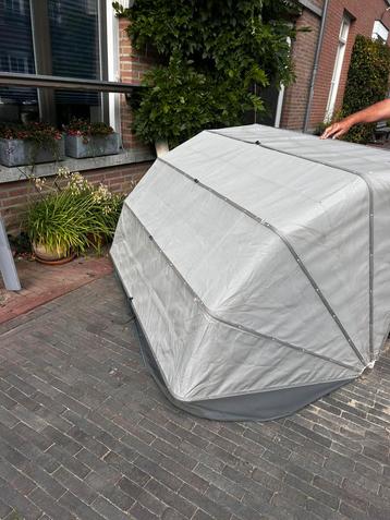 Zonwering grijze markies + metalen kap beschikbaar voor biedingen