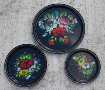 Set 3 Super Mooie USSR Metalen Dienbladen met Bloemen beschikbaar voor biedingen