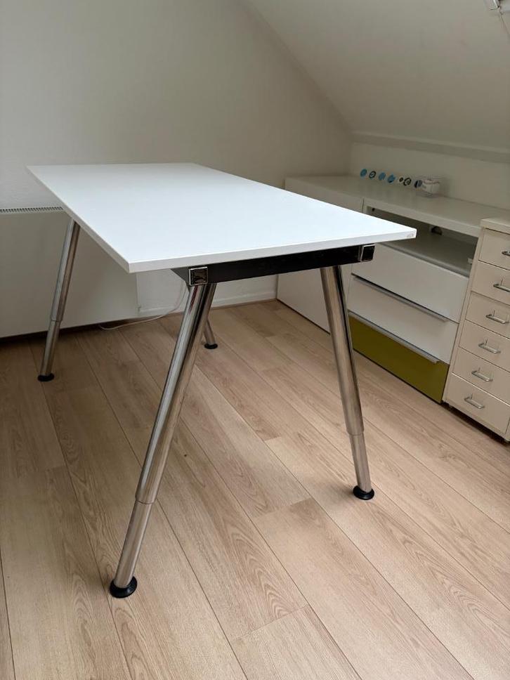 in hoogte verstelbaar galant tafel - bureau Ikea, Huis en Inrichting, Bureaus, Zo goed als nieuw, In hoogte verstelbaar, Ophalen