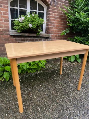 Rechthoekige Tafel beschikbaar voor biedingen
