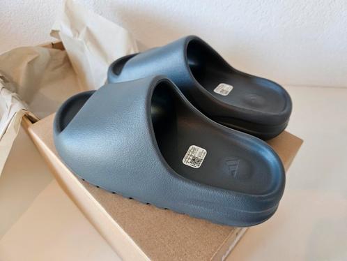 Nieuwe Yeezy Slide Slate Grey grijs maat 39 ID2350, Kleding | Heren, Schoenen, Nieuw, Slippers, Overige kleuren, Ophalen of Verzenden
