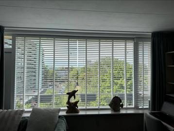 Houten jaloezieën beschikbaar voor biedingen