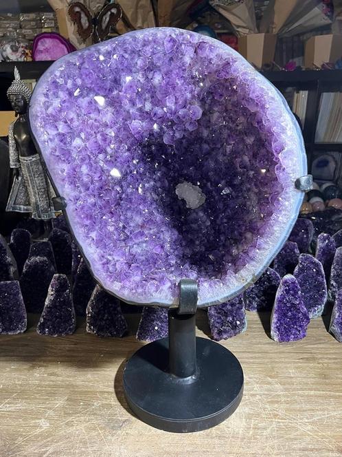 Amethist geode (33) van 32 kg, mooi hol en lila/paars., Verzamelen, Mineralen en Fossielen, Mineraal, Ophalen of Verzenden