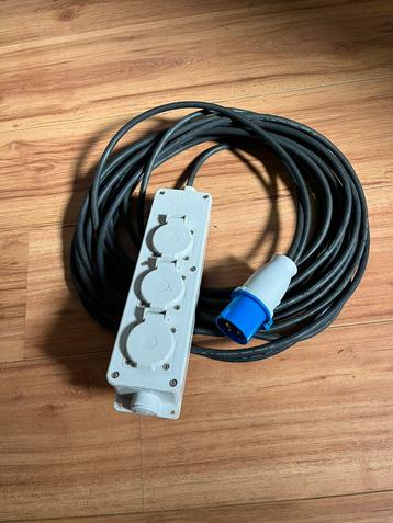 Stopcontact voor op de camping met 10 meter kabel beschikbaar voor biedingen