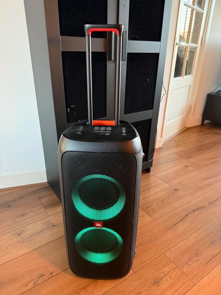 Huur JBL310 speakerbox + 2xmics 30 euro pd voor karaokefeest, Hobby en Vrije tijd, Feestartikelen | Verhuur, Zo goed als nieuw