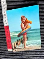 762.Oude kinderkaart Jongen strand Bandje om, Verzamelen, Ansichtkaarten | Themakaarten, Ophalen of Verzenden, Ongelopen