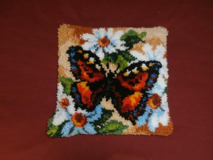 Retro Smyrna handgeknoopt kussen met vlinder, Huis en Inrichting, Woonaccessoires | Kussens, Zo goed als nieuw, Overige kleuren