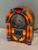 Vintage klok in de vorm van een jukebox met verlichting, Wekker of Tafelklok, Ophalen of Verzenden, Zo goed als nieuw, X