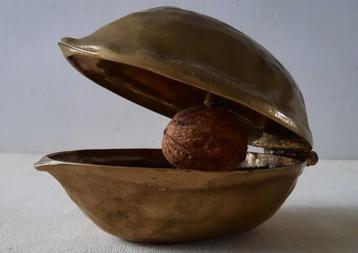 Vintage messing notenkraker in de vorm van een walnoot beschikbaar voor biedingen