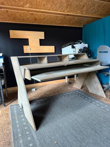 Unieke houten studiotafel met pianostuk beschikbaar voor biedingen