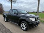 Nissan Navara 2.5 dCi LE King Cab 4x4, Auto's, Stof, Gebruikt, 4 cilinders, Zwart