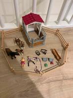 Schleich stal met paardjes en accessoires, Ophalen of Verzenden, Zo goed als nieuw