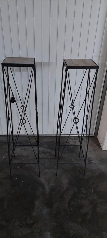 metalen zuilen met houten blad, 2 stuks beschikbaar voor biedingen