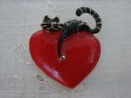 Broche emaille hart met poes / kat., Sieraden, Tassen en Uiterlijk, Broches, Overige materialen, 4 tot 7 cm, Ophalen of Verzenden