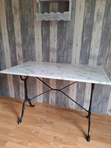 Bistro tafel met marmeren blad leuk voor in de keuken 100x60 beschikbaar voor biedingen