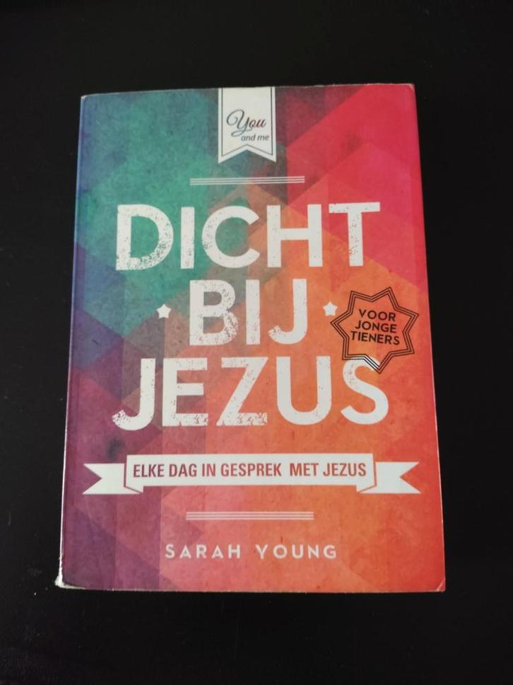 Sarah Young - Dicht bij Jezus voor jonge tieners, Boeken, Godsdienst en Theologie, Zo goed als nieuw, Ophalen of Verzenden