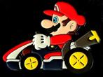 Super Mario autocoureur pin- supergroot, Verzamelen, Speldjes, Pins en Buttons, Verzenden, Nieuw, Figuurtje, Speldje of Pin