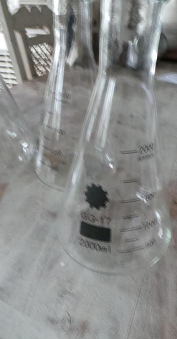 Erlenmeyers 2000ml NIEUW Laboratoriumglas beschikbaar voor biedingen