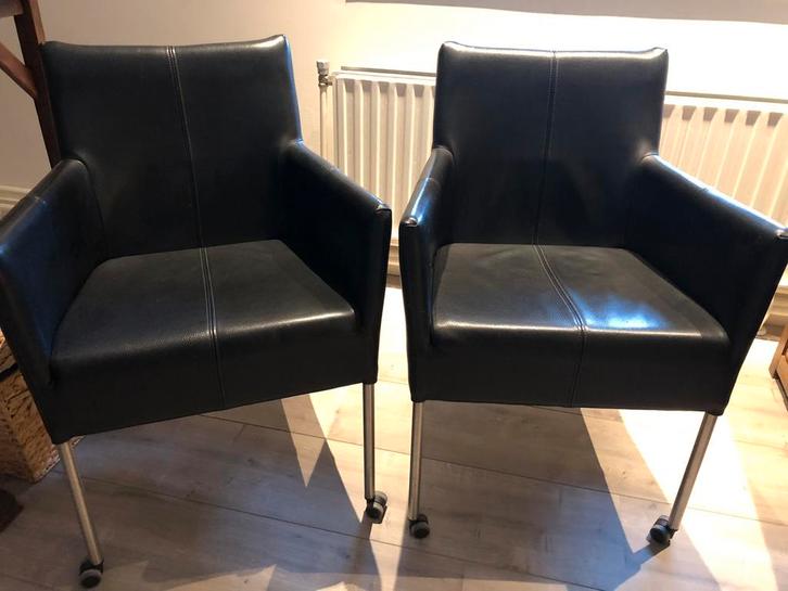 2 zwarte leren stoelen op wieltjes, Huis en Inrichting, Stoelen, Gebruikt, Twee, Leer, Zwart, Ophalen