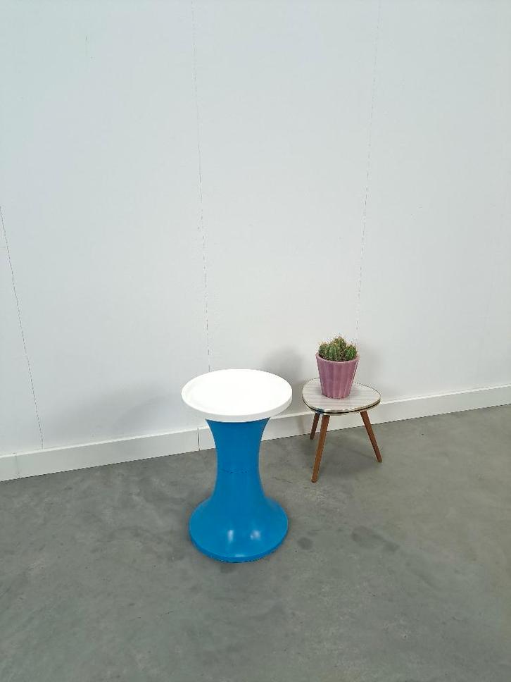 Kunststof VEB kruk blauw met wit nr. 2, Huis en Inrichting, Krukjes, Gebruikt, Kunststof, Ophalen of Verzenden