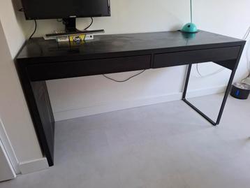 Zwart bureau IKEA Micke 142x50 met lades beschikbaar voor biedingen