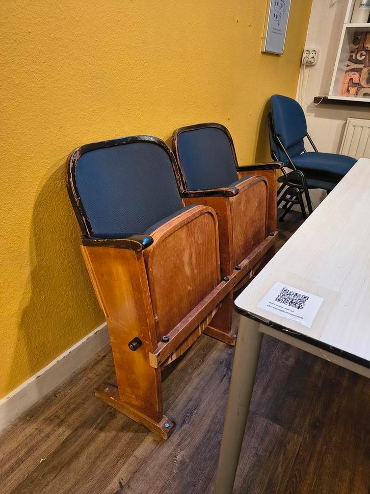 Vintage Bioscoopstoeltjes Blauw - 2 Stuks, Antiek en Kunst, Antiek | Meubels | Stoelen en Banken, Ophalen