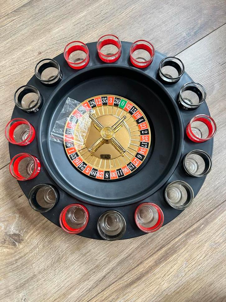 Roulette spel met shotglaasjes, Hobby en Vrije tijd, Gezelschapsspellen | Bordspellen, Gebruikt, Vijf spelers of meer, Ophalen