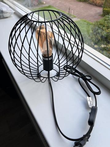 Moderne zwarte tafellamp met gloeilamp beschikbaar voor biedingen
