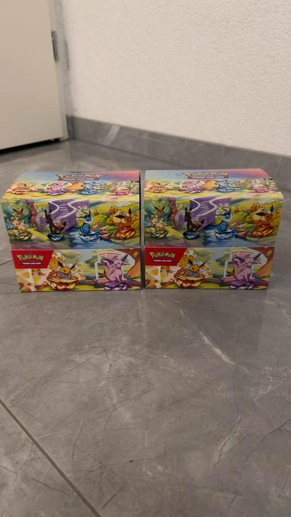 Pokemon Prismatic Evolutions Tin Display, Hobby en Vrije tijd, Verzamelkaartspellen | Pokémon, Nieuw, Ophalen of Verzenden