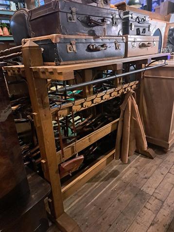 Antieke staande dubbele kapstok 145 cm hoog en 175 cm lang beschikbaar voor biedingen