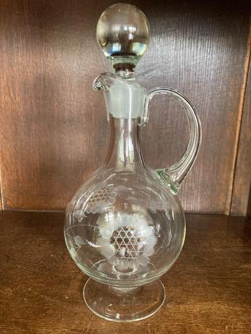 Kristallen karaf op voet met oor beschikbaar voor biedingen