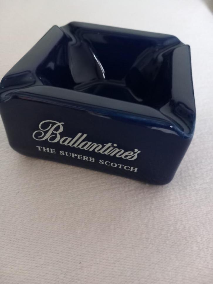 Ballantine's the superb scotch keramische blauwe asbak, Verzamelen, Merken en Reclamevoorwerpen, Gebruikt, Gebruiksvoorwerp, Ophalen of Verzenden