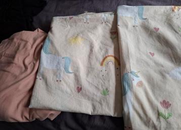 Leuk peuterdekbedovertrek met unicorns. beschikbaar voor biedingen