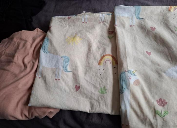 Leuk peuterdekbedovertrek met unicorns., Kinderen en Baby's, Kinderkamer | Beddengoed, Zo goed als nieuw, Dekbedovertrek, Beige