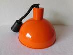 Vintage hanglamp in oranje metaal aan trekpendel van Rolly,, Ophalen of Verzenden, Huis en Inrichting