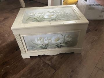 Mooie beige kistje met witte bloemen - brocante beschikbaar voor biedingen